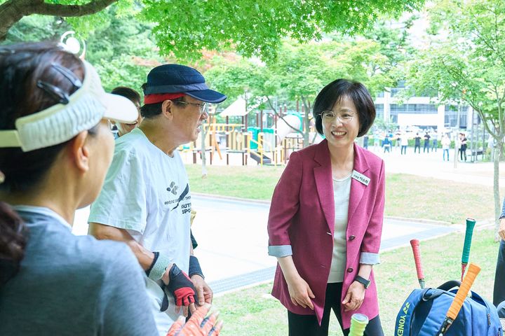 [서울=뉴시스] 이수희 강동구청장이 1일 성내하니공원에서 주민들과 인사를 나누고 있다. 2025.07.01 (사진 제공=강동구청) photo@newsis.com *재판매 및 DB 금지