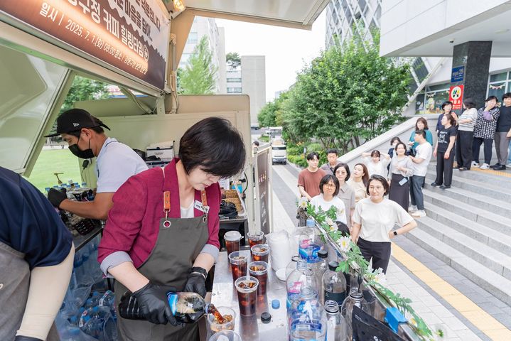 [서울=뉴시스] 1일 직원들을 위한 커피를 만들고 있는 이수희 강동구청장. 2025.07.01 (사진 제공=강동구청) photo@newsis.com *재판매 및 DB 금지