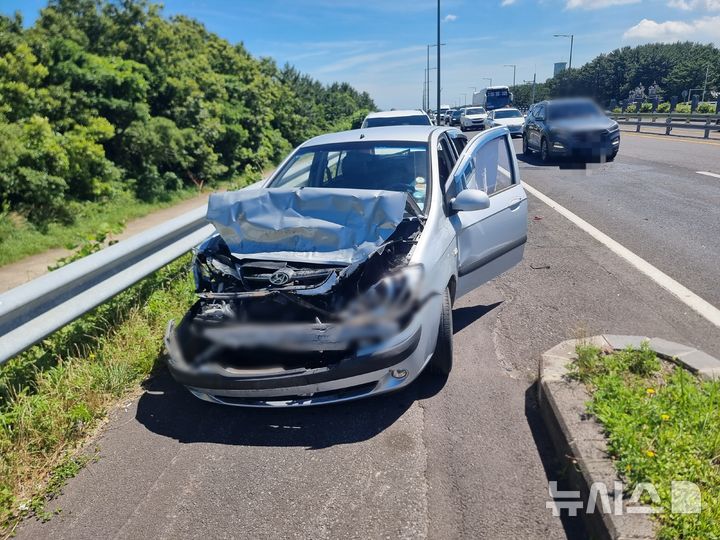 [제주=뉴시스] 1일 오전 제주시 애월읍 소재 평화로에서 승용차 3대가 충돌해 소방당국이 사고 수습에 나서고 있다. (사진=제주소방안전본부 제공) 2025.07.01. photo@newsis.com 