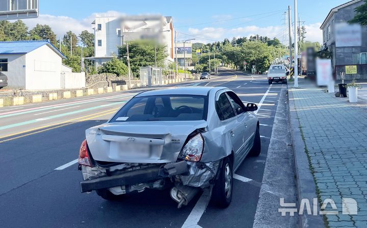 [제주=뉴시스] 지난달 29일 오후 제주시 봉개동 소재 번영로에서 승용차 3대가 충돌해 소방당국이 사고 수습에 나서고 있다. (사진=제주소방안전본부 제공) 2025.07.01. photo@newsis.com 