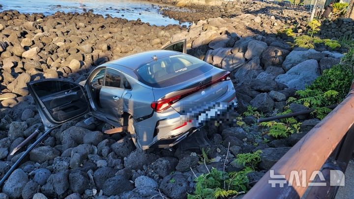 [제주=뉴시스] 지난달 30일 오후 제주시 용담동 소재 도로에서 승용차 2대가 충돌하고 이를 피하려던 승용차가 도로 옆으로 빠지는 사고가 발생해 소방당국이 수습에 나서고 있다. (사진=제주소방안전본부 제공) 2025.07.01. photo@newsis.com 