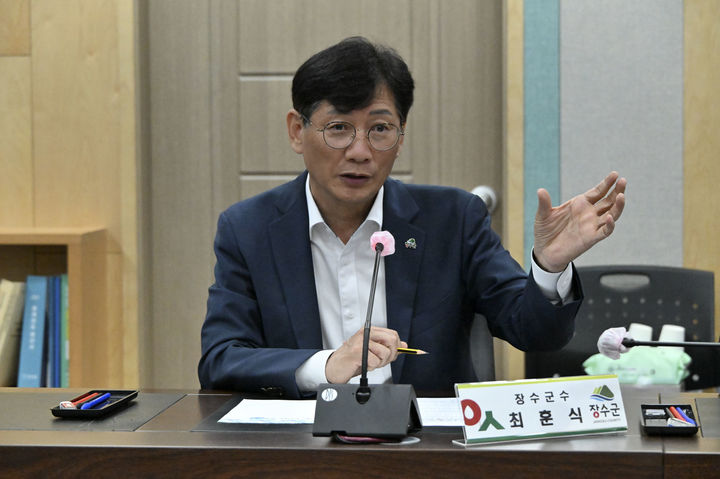 [장수=뉴시스] 최정규 기자 = 최훈식 전북 장수군수가 1일 장수군청 상황실에서 민선 8기 취임 3주년 기자간담회를 갖고 있다.(사진=장수군 제공)2025.07.01. *재판매 및 DB 금지