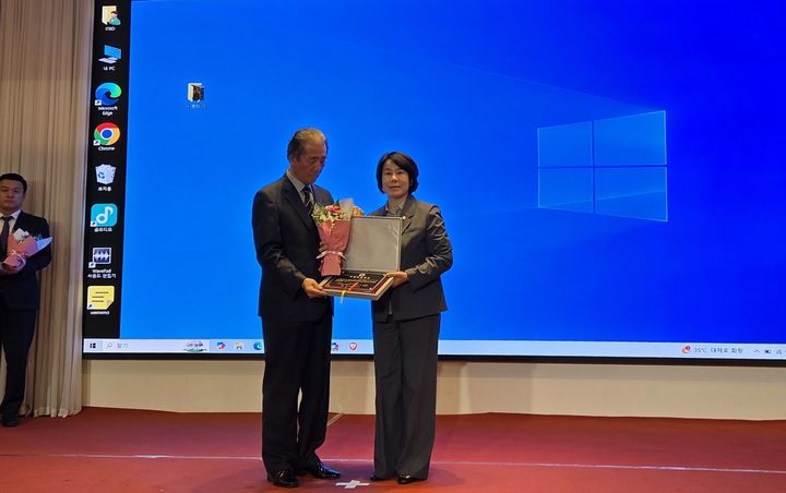 [대구=뉴시스] 대구 수성구의회는 최현숙 의원이 제5회 자유대한민국희망연대 대상 시상식에서 지방의정대상을 수상했다. (사진 = 대구 수성구의회 제공) 2025.07.01. photo@newsis.com *재판매 및 DB 금지