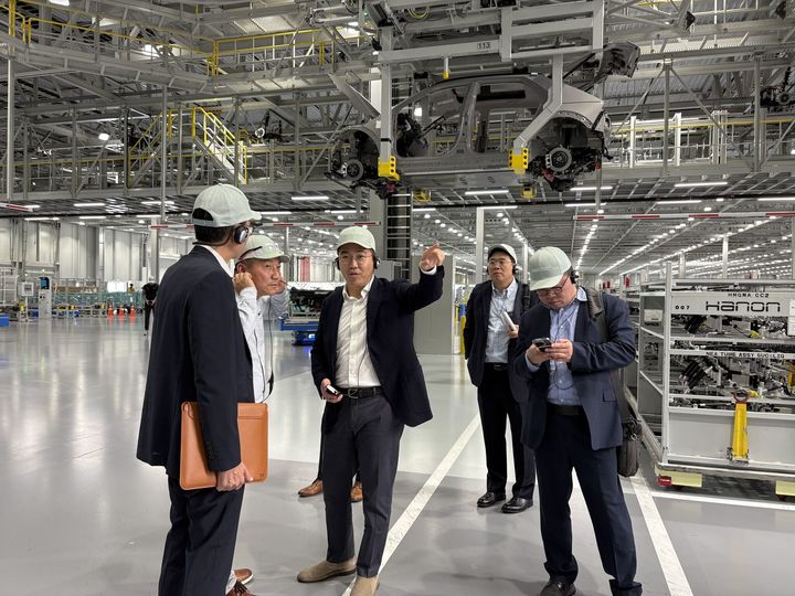 [서울=뉴시스] 범현대가 3세 정두선 현대코퍼레이션 부사장이&nbsp; 메타플랜트 아메리카(HMGMA)를 둘러보고 있다. (사진=정두선 부사장 SNS 갈무리) 2025.07.01 photo@newsis.com *재판매 및 DB 금지