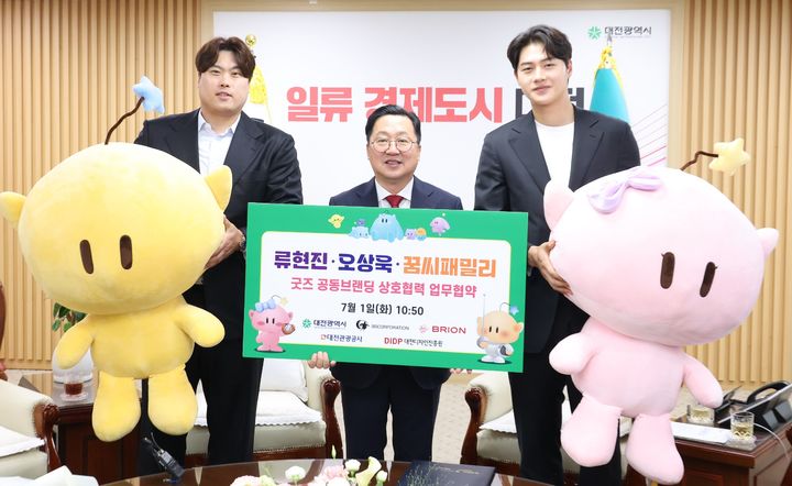 [대전=뉴시스] 조명휘 기자 = 한화이글스 류현진과 펜싱 국가대표 오상욱 선수가 1일 대전시청 응접실에서 '류현진·오상욱·꿈씨패밀리 콜라보 굿즈 공동브랜딩' 업무협약(MOU)을 체결한 뒤 이장우 시장과 기념사진을 찍고 있다. (사진= 대전시 제공) 2025.07.01. photo@newsis.com *재판매 및 DB 금지