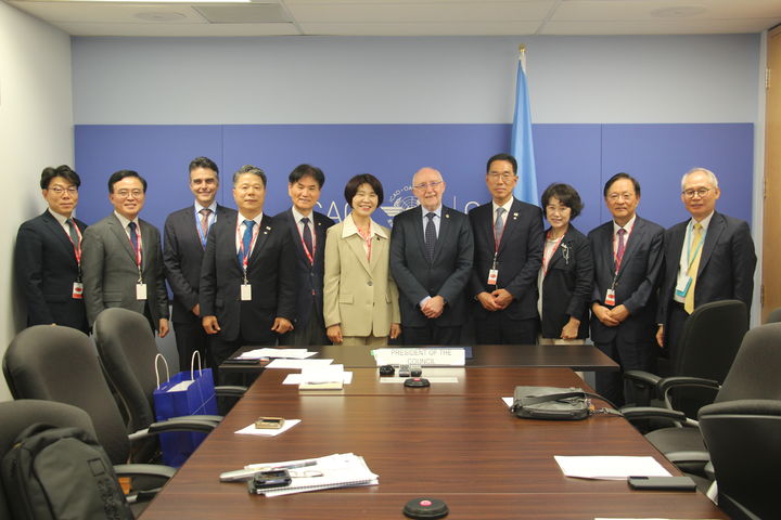 [서울=뉴시스] 왼쪽부터 안종길 균형발전 추진단장, 진교훈 강서구청장, 파스칼 루치아니 항공안전 부국장,서영석·이용선·한정애 의원, 살바토레 샤키타노 의장, 김주영 의원, 이명희 고도제한완화추진위원회 부위원장, 최동환 기술위원, 이재완 주ICAO대표부 대사가 ICAO의장 회의실에서 기념촬영을 하고 있다. 2025.07.01 (사진 제공=강서구청) photo@newsis.com *재판매 및 DB 금지