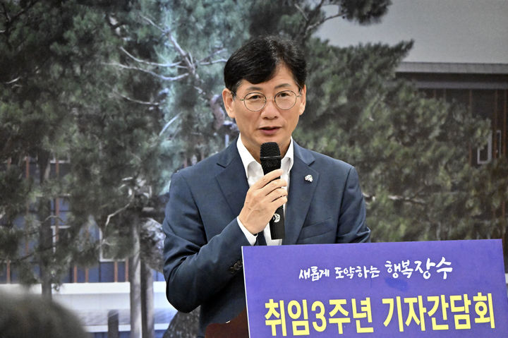 [장수=뉴시스] 최정규 기자 = 최훈식 전북 장수군수가 1일 군청 회의실에서 민선8기 취임 3주년 기자간담회를 가지고 있다.(사진=장수군 제공)2025.07.01. *재판매 및 DB 금지