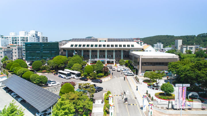 [통영=뉴시스] 신정철 기자= (재)통영한산대첩문화재단(이사장 천영기 통영시장)은 1일부터 ‘재단법인 통영문화재단’으로 공식 명칭을 변경하고, 지역 문화예술 및 관광 전반을 아우르는 복합 문화재단으로 새롭게 출발한다고 밝혔다.사진은 통영시청 전경.(사진=뉴시스DB).2025.07.01. sin@newsis.com