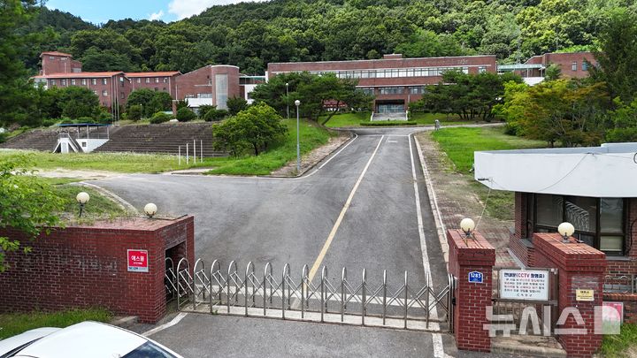 [옥천=뉴시스] 1일 충북 옥천군 옥천읍 죽향리 옛 충북인력개발원 건물 출입문이 굳게 잠겨 있다. 옥천군은 2020년 대한상공회의소로부터 이 건물과 부지를 176억원에 매입했지만, 5년 넘게 활용방안을 찾지 못해 유휴지로 방치하고 있다. 전체 면적은 4만5704㎡(1만3825평)다. 2025.07.01. jyy@newsis.com