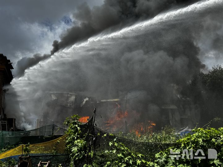 [부천=뉴시스] 경기 부천 포장기 제조공장 화재. (사진=부천소방서 제공) 2025.07.01. photo@newsis.com