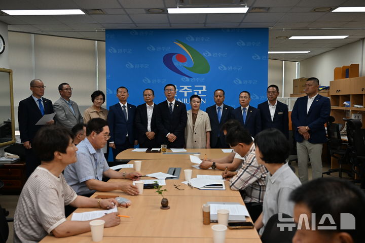 [완주=뉴시스] 유의식 의장 등 완주군의회 의원들이 1일 군청 브리핑룸에서 3주년 기자회견을 갖고 있다. 2025.07.01 (사진= 완주군의회 제공) *재판매 및 DB 금지