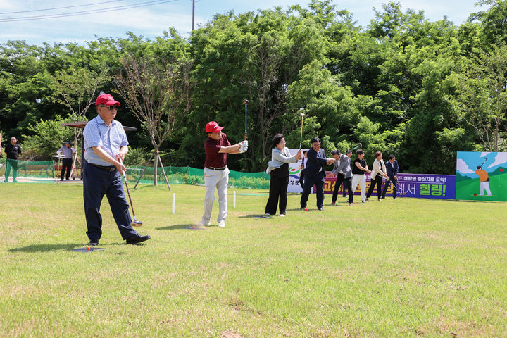 [고성(경남)=뉴시스] 신정철 기자= 경남 고성군은 1일, 고성읍 수남리 546-3번지 일원에 군 최초로 조성된 고성 파크골프장의 개장식을 개최했다. 고성1호 골프장은 고성군이 총사업비 69억 원을 투입하여 지난 2021년 6월부터 4개년에 걸쳐 총 18홀(파66) 규모로 조성됐으며, 총면적은 3만262㎡에 달한다.사진은 이상근 고성군수를 비롯한 최을석 군의회 의장, 파크골프협회장 등 주요 인사 시타 모습.(사진=고성군 제공).2025.07.01. photo@newsis.com&nbsp; *재판매 및 DB 금지