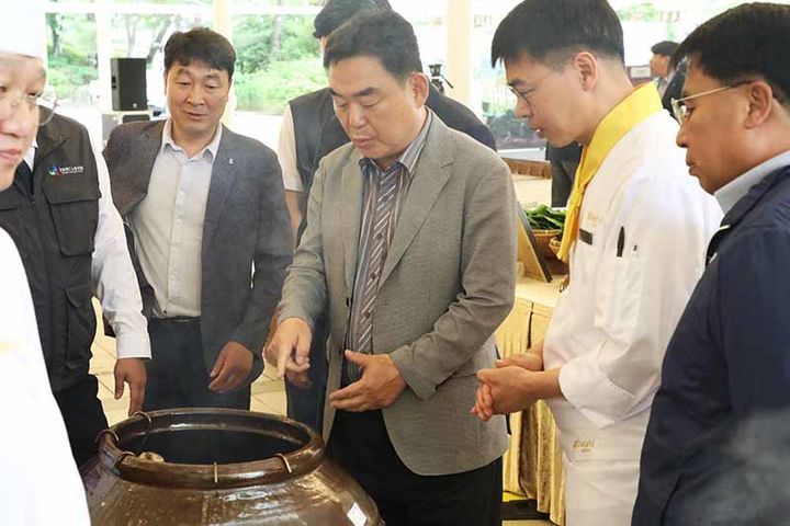 강원랜드는 1일 그랜드호텔 스카이가든에서 최철규 직무대행과 임직원들이 참석한 가운데 ‘2025 하계 성수기 식·음료 품평회’를 갖고 있다.(사진=강원랜드 제공) *재판매 및 DB 금지