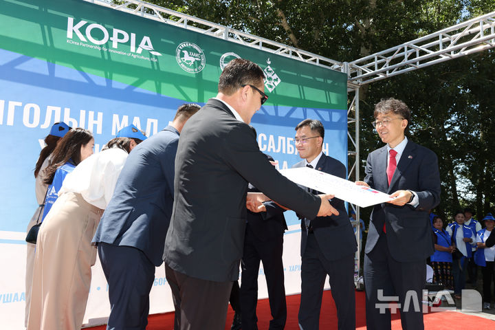 [세종=뉴시스] 사진은 농촌진흥청이 1일 몽골 다르항 식물농업과학원에서 열린 'KOPIA 몽골 축산 선진화 비전 출범식'의 개회식을 마치고 농기계 기증 행사를 진행하고 있는 모습. (사진=농진청 제공) 2025.07.01. photo@newsis.com