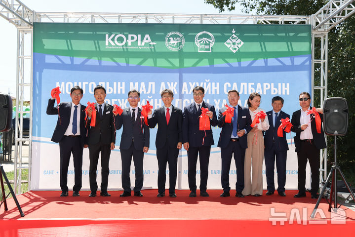 [세종=뉴시스] 사진은 농촌진흥청이 1일 몽골 다르항 식물농업과학원에서 열린 'KOPIA 몽골 축산 선진화 비전 출범식'의 개회식을 마치고 양국 주요 인사의 기념 촬영을 하고 있는 모습. (사진=농진청 제공) 2025.07.01. photo@newsis.com