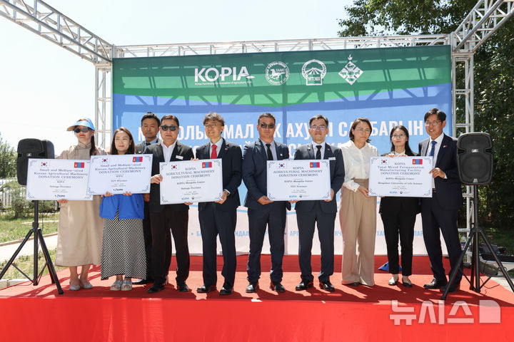 [세종=뉴시스] 사진은 농촌진흥청이 1일 몽골 다르항 식물농업과학원에서 열린 'KOPIA 몽골 축산 선진화 비전 출범식'의 개회식을 마치고 농기계 기증 행사를 진행하고 있는 모습. (사진=농진청 제공) 2025.07.01. photo@newsis.com