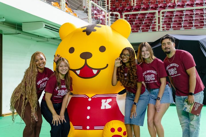 호이(고려대 캐릭터)와 함께 ISC 입학생들이 함께 기념 사진을 찍고 있다. (사진=고려대 제공) *재판매 및 DB 금지