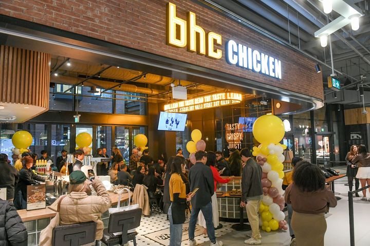 [서울=뉴시스] 치킨브랜드 bhc가 글로벌 매장 확장에 속도를 낸다. (사진=다이닝브랜즈그룹) 2025.07.01. photo@newsis.com *재판매 및 DB 금지