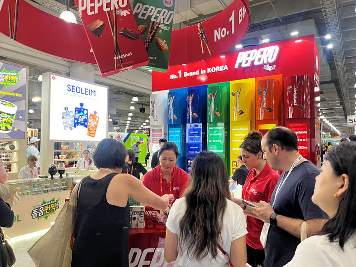 [서울=뉴시스] 미국 뉴욕에서 열린 '2025 팬시 푸드쇼' 롯데웰푸드 부스에서 글로벌 소비자들이 빼빼로를 시식하는 모습. (사진=롯데웰푸드) 2025.07.01. photo@newsis.com *재판매 및 DB 금지