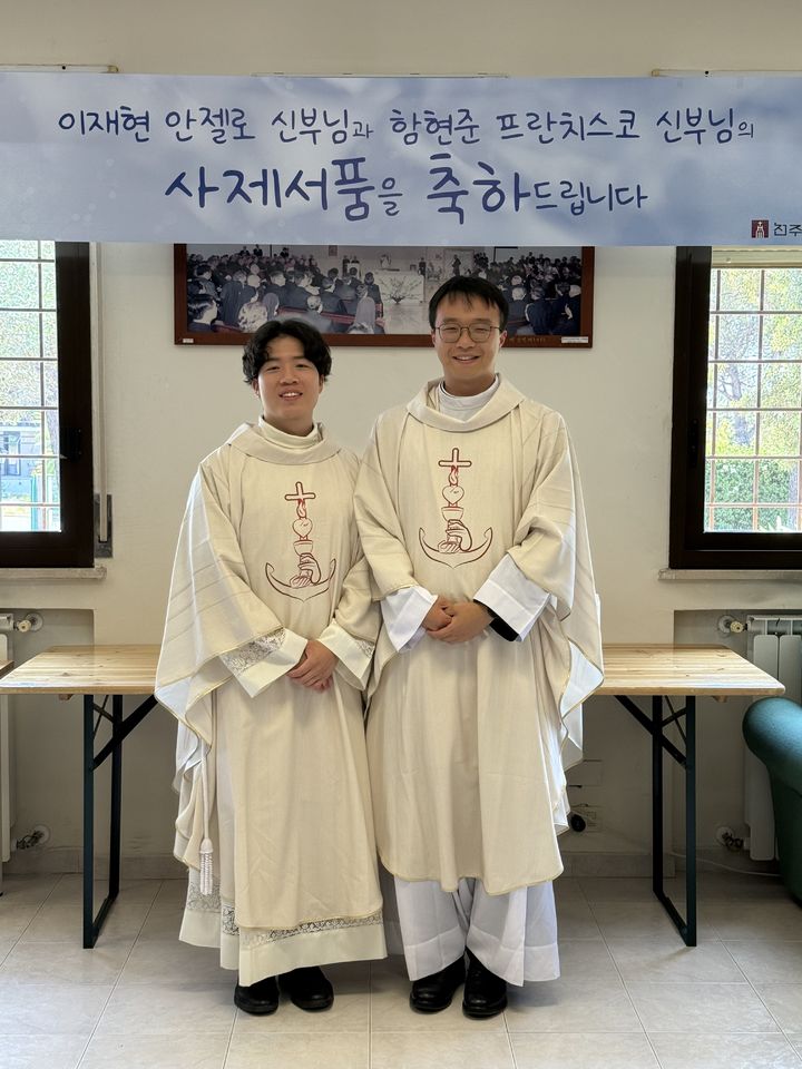 [서울=뉴시스] 천주교 서울대교구 이재현 신부와 함현준 신부가 교황청립 로마한인신학원 성당에서 첫 미사 후 기념사진을 찍고 있다.(사진= 교황청립 로마한인신학원 제공) 2025.07.01. photo@newsis.com *재판매 및 DB 금지
