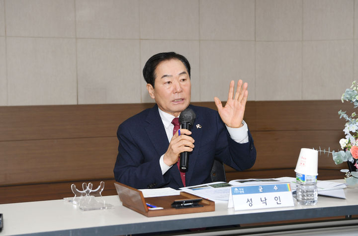 [창녕=뉴시스] 성낙인 군수가 2025년 읍면동 방문에서 질의에 답변하고 있다. (사진= 창녕군 제공) 2025.07.01. photo@newsis.com *재판매 및 DB 금지