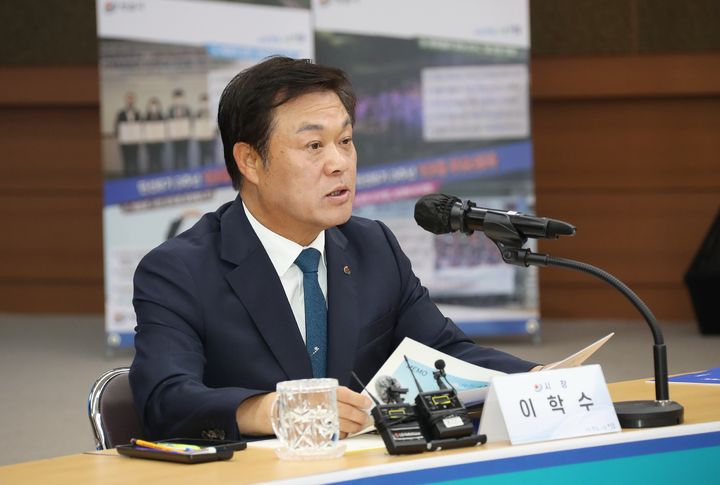 [정읍=뉴시스] 1일 정읍시청에서 열린 민선 8기 출범 3주년 기자회견, 이학수 시장이 지속가능한 정읍시의 미래 청사진을 설명하고 있다. *재판매 및 DB 금지