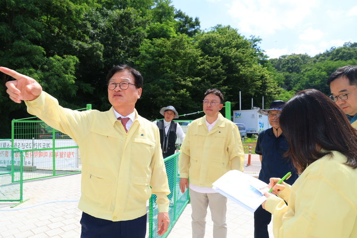 [대구=뉴시스] 김대권 대구 수성구청장은 민선8기 취임 3주년을 맞아 별도의 기념 행사 없이 정례 조회에 참석하고 여름철 집중호우에 대비해 수해 취약 지역에 대한 현장 점검에 나섰다. (사진 = 대구시 수성구 제공) 2025.07.01. photo@newsis.com *재판매 및 DB 금지