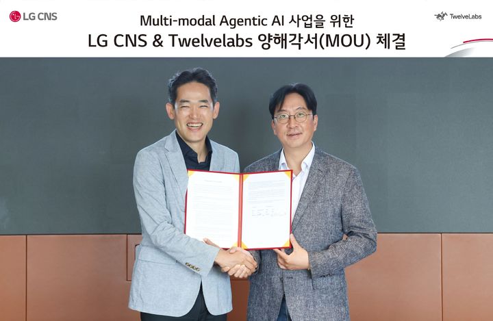 [서울=뉴시스] 트웰브랩스는 LG CNS와 영상 이해 인공지능(AI) 기술 협력을 위한 업무협약(MOU)을 체결했다고 1일 밝혔다. (왼쪽부터) 진요한 LG CNS AI센터장, 김윤 트웰브랩스 최고전략책임자(CSO) (사진=트웰브랩스 제공) *재판매 및 DB 금지