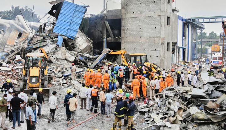 [하이데라바드(인도)=AP/뉴시스] 지난달 30일 인도 남부 텔랑가나주에서 발생한 한 제약회사 공장 폭발 및 화재 사고 현장에서 구조대원들이 구조 작업을 하고 있다. 2025.07.01. *재판매 및 DB 금지