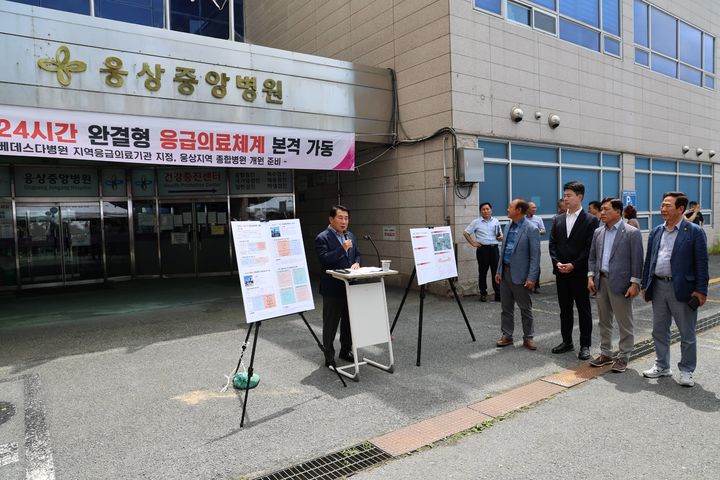 [양산=뉴시스] 나동연 시장이 구 웅상중앙병원 앞에서 24시간 완결형 지역응급의료체계와 관련된 현장 브리핑을 열고 있다. (사진=양산시 제공) 2025.07.01. photo@newsis.com *재판매 및 DB 금지