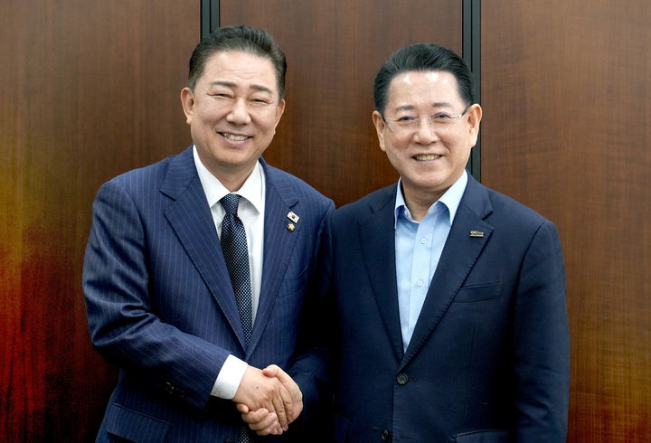 [무안=뉴시스] 김영록(사진 오른쪽) 전남지사가 1일 서울 국회에서 김병기 더불어민주당 원내대표와 면담을 갖고 전남도 현안 해결을 위한 협조를 요청하고 있다. (사진 제공 = 전남도). 2025.07.01. photo@newsis.com *재판매 및 DB 금지