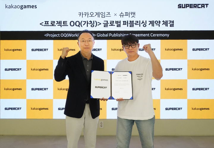 [서울=뉴시스] 카카오게임즈는 슈퍼캣이 개발 중인 신작 '프로젝트 OQ(가칭)' 퍼블리싱 계약을 체결했다고 1일 밝혔다. (왼쪽부터) 한상우 카카오게임즈 대표와 김원배 슈퍼캣 대표 (사진=카카오게임즈 제공) *재판매 및 DB 금지