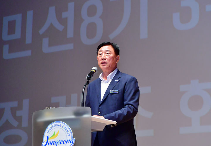 [장성=뉴시스] 김한종 전남 장성군수가 1일 열린 정례 조회에서 민선 8기 목표를 제시하고 있다. (사진 = 장성군 제공) 2025.07.01. photo@newsis.com *재판매 및 DB 금지