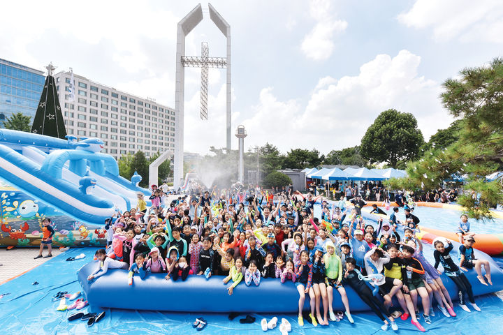 [서울=뉴시스] 어린이들을 위해 설치된 물놀이 시설을 마련한 여의도순복음교회 (사진=여의도순복음교회 제공0 2025.07.01. photo@newsis.com *재판매 및 DB 금지