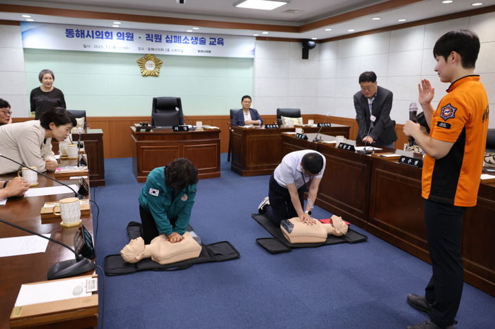 [동해=뉴시스] 1일 동해시의회 의원과 직원들이 동해소방서 소방관으로부터 심폐소생술 교육을 받고 있다.(사진=동해시의회 제공)photo@newsis.com *재판매 및 DB 금지