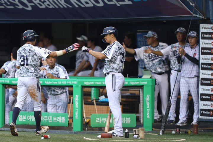[서울=뉴시스] 프로야구 두산 베어스 정수빈(왼쪽)이 6월26일 서울 잠실구장에서 열린 2025 신한 쏠뱅크 KBO리그 SSG 랜더스와의 경기에서 득점한 뒤 김재환과 주먹을 맞대고 있다. (사진=두산 베어스 제공) 2025.06.26. *재판매 및 DB 금지