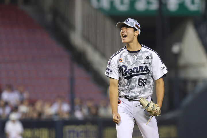 [서울=뉴시스] 프로야구 두산 베어스 정수빈(왼쪽)이 6월26일 서울 잠실구장에서 열린 2025 신한 쏠뱅크 KBO리그 SSG 랜더스와의 경기에서 아웃카운트를 잡은 뒤 포효하고 있다. (사진=두산 베어스 제공) 2025.06.26. *재판매 및 DB 금지