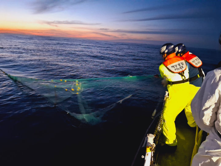 [동해=뉴시스] 동해해경 경비함 경찰관들이 바다에 떠다니는 해양 폐기물을 수거하고 있는 모습.(사진=동해해경 제공)photo@newsis.com *재판매 및 DB 금지