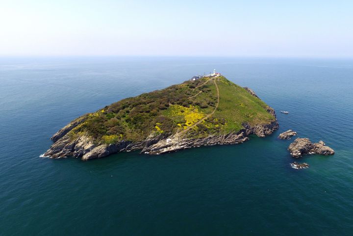 [서산=뉴시스] 북격렬비열도에 1909년 2월 최초 설치돼 올해로 116년의 역사를 갖고 있는 격렬비열도등대 전경. (사진=대산지방해양수산청 제공) 2025.07.01. photo@newsis.com *재판매 및 DB 금지