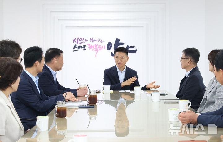 [안양=뉴시스] 이계삼 경기 안양시장 권한 대행이 간부회의를 주재하고 있다. (사진=뉴시스 DB). photo@newsis.com