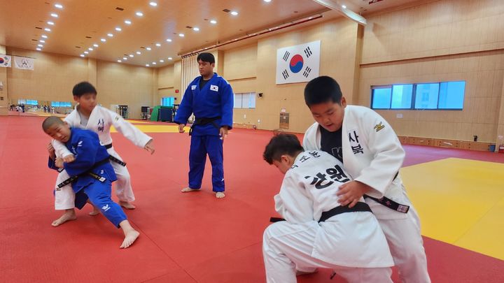 폐광지역 유소년 유도선수들이 진천선수촌에서 국가대표 송우혁 선수의 원포인트 레슨을 받고 있다. *재판매 및 DB 금지
