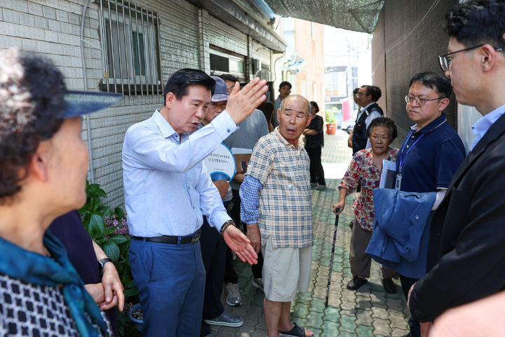 [대구=뉴시스] 류규하 대구시 중구청장은 1일 민선 8기 출범 3주년을 맞아 지역 생활 현장을 누비며 구정 성과를 되돌아보고 새로운 도약을 다짐했다. (사진=대구시 중구 제공) 2025.07.01. photo@newsis.com *재판매 및 DB 금지