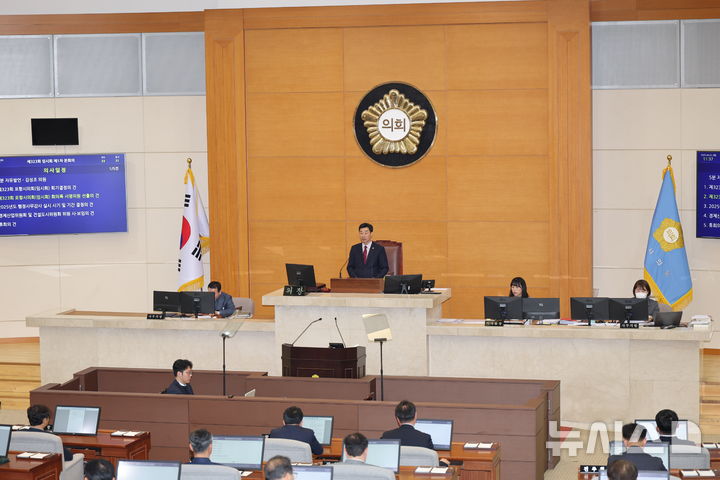 [포항=뉴시스] 송종욱 기자 = 경북 포항시의회가 지난달 30일 '제324회 제1차 정례회' 본회의에서 '그래핀(Graphene) 산업 육성 및 지원에 관한 조례안' 제정을 부결해 미래 먹거리 산업을 외면했다는 비난에 휩싸였다. 사진은 포항시의회 본회의 모습. 2025.07.01. photo@newsis.com