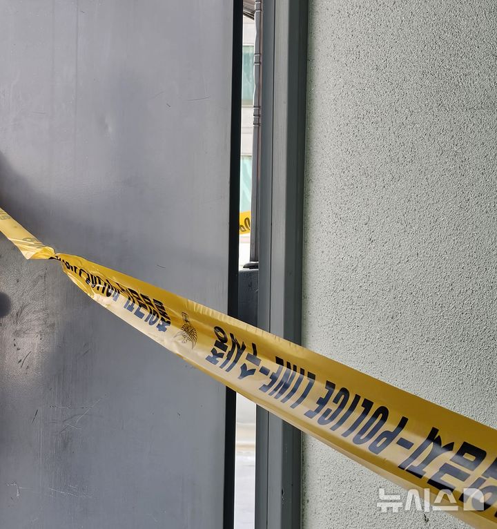 [부천=뉴시스] 정일형 기자 = 부천 변사체 발견된 3층 입구. (사진=독자제공)