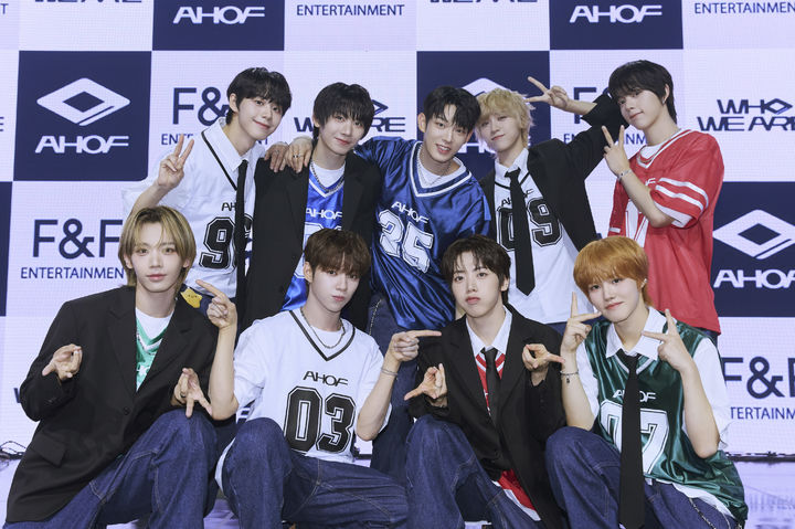 [서울=뉴시스] 신인 그룹 '아홉'(AHOF)이 1일 서울 광진구 예스24라이브홀에서 열린 첫 번째 미니 앨범 '후 위 아'(WHO WE ARE) 발매 기념 쇼케이스에서 포즈를 취하고 있다. (사진=F&F엔터테인먼트 제공) 2025.07.01 photo@newsis.com *재판매 및 DB 금지