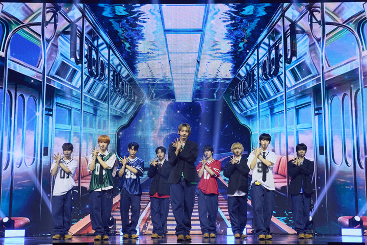 [서울=뉴시스] 신인 그룹 '아홉'(AHOF)이 1일 서울 광진구 예스24라이브홀에서 열린 첫 번째 미니 앨범 '후 위 아'(WHO WE ARE) 발매 기념 쇼케이스에서 타이틀곡 '그곳에서 다시 만나기로 해'의 무대를 선보이고 있다. (사진=F&F엔터테인먼트 제공) 2025.07.01 photo@newsis.com *재판매 및 DB 금지