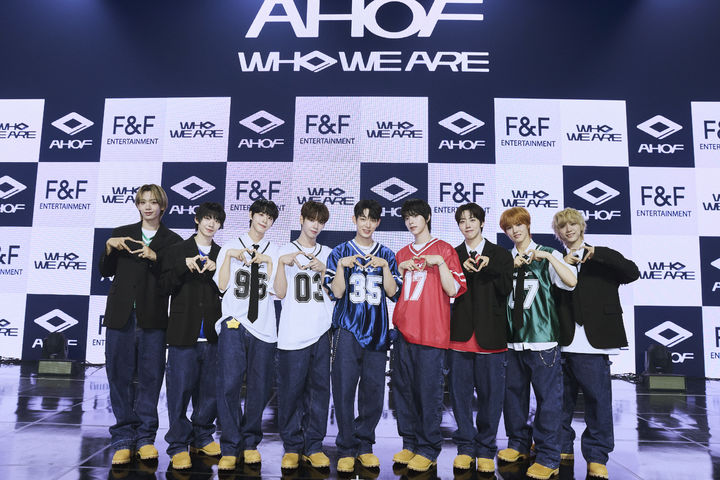 [서울=뉴시스] 신인 그룹 '아홉'(AHOF)이 1일 서울 광진구 예스24라이브홀에서 열린 첫 번째 미니 앨범 '후 위 아'(WHO WE ARE) 발매 기념 쇼케이스에서 포즈를 취하고 있다. (사진=F&F엔터테인먼트 제공) 2025.07.01 photo@newsis.com *재판매 및 DB 금지