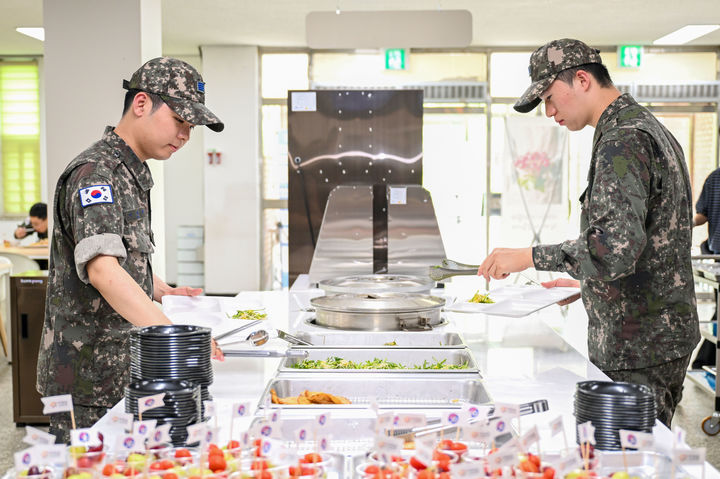  [예천=뉴시스] 16전비 장병들이 취향에 따라 음식을 담고 있다. (사진=16전비 제공) 2025.07.01. photo@newsis.com *재판매 및 DB 금지