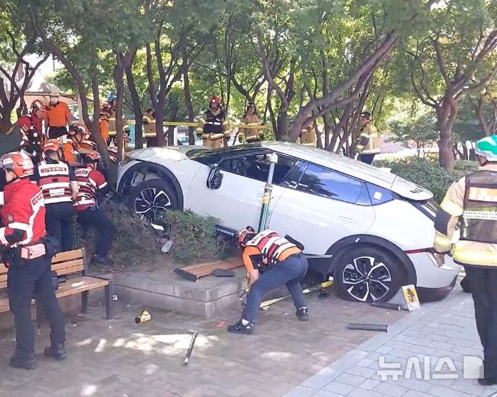 [서울=뉴시스] 서울 마포구 상암동 디지털미디어시티역 인근에서 ~ (사진=마포소방서 제공) 2025.07.01. photo@newsis.com