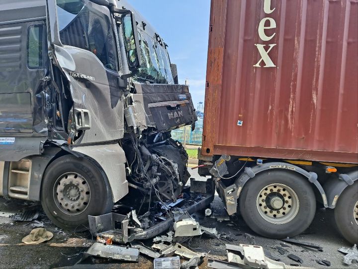 [창원=뉴시스] 강경국 기자 = 1일 오후 경남 창원시 진해신항 인근 도로에서 트레일러 추돌 사고가 발생, 뒤에서 들이받은 트레일러 운전석이 심각하게 파손돼 있다. (사진=창원소방본부 제공). 2025.07.01. photo@newsis.com *재판매 및 DB 금지